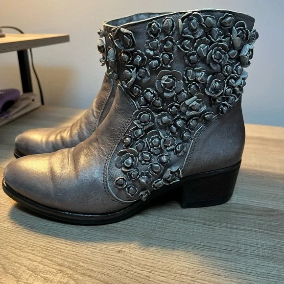 Gray Ankle Boots with Floral Decoration and Stacked Heel - Picture 3 of 4